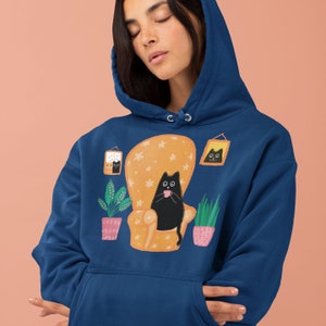 Schwarze Katze auf einer Couch Hoodie