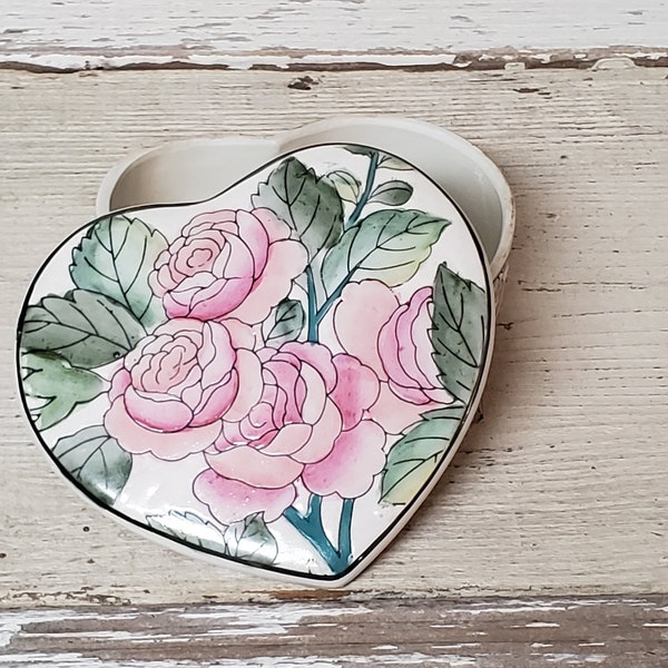 Vintage Ceramic Macau Heart Shaped Trinket Box Pink Rose Chinoiserie Trinket Keeper Dressing Table Treasure Holder Vanity Jewelry Dish w/Lid