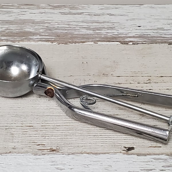 Vintage Ice Cream Scoop Disher by Gilchrist  (not marked) Stainless Steel Single Loop Metal Sweeper Bar Spring w/Ratchet Squeeze Handle