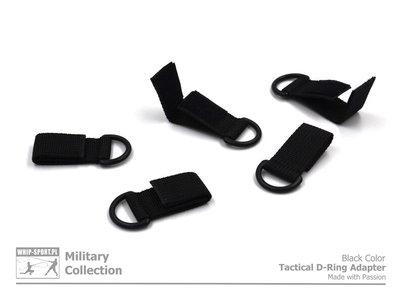 Może przedstawiać: Pięć czarnych taktycznych adapter&oacute;w z k&oacute;łkiem D. Adaptery wykonane są z czarnego paska z czarnym metalowym k&oacute;łkiem D. Tekst "Black Color Tactical D-Ring Adapter Made with Passion" jest wydrukowany pod obrazkiem.