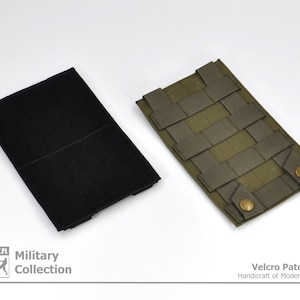 Peut inclure: Un panneau de patch velcro vert avec deux boutons en laiton. Le panneau est fait d'un matériau tissé et présente un motif en grille. Le panneau est conçu pour être fixé à un sac à dos ou à d'autres équipements. Le texte "Velcro Patch Panel" et "Handicraft of Modern Evolution" est imprimé sous le panneau.