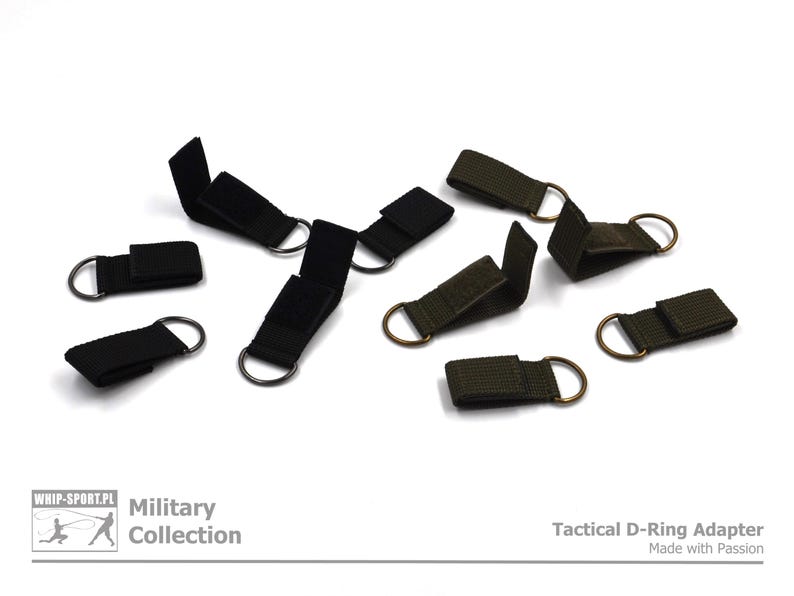 Pode incluir: Um conjunto de oito adaptadores t&aacute;ticos de anel em D de cor preta e verde. Os adaptadores s&atilde;o feitos de fita e t&ecirc;m um anel em D de metal. Os an&eacute;is em D s&atilde;o usados para prender equipamento a uma mochila ou outro equipamento.  "Military Collection" e "Tactical D-Ring Adapter" est&atilde;o impressos no fundo branco.