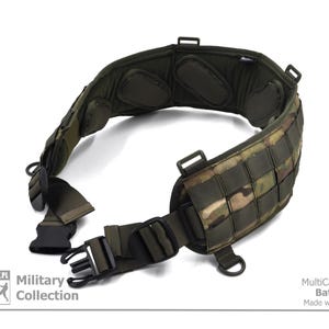 Könnte beinhalten: Ein grüner und brauner Tarn-Kampfgürtel mit einer schwarzen Schnalle und verstellbaren Riemen. Der Gürtel hat einen gepolsterten Rücken und mehrere Taschen zum Tragen von Ausrüstung.  MultiCam Color Battle Belt Made with Passion.