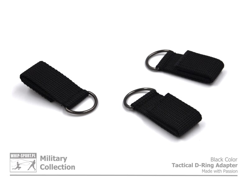 Pode incluir: Tr&ecirc;s adaptadores t&aacute;ticos em D pretos com uma correia de nylon preta. Cole&ccedil;&atilde;o Militar. Cor preta. Adaptador t&aacute;ctico em D. Feito com paix&atilde;o.