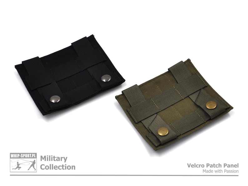 Peut inclure: Deux panneaux de patchs velcro, un noir et un vert, avec des boutons pression en m&eacute;tal. Les panneaux sont con&ccedil;us pour fixer des patchs sur des v&ecirc;tements ou des sacs. Le texte "Military Collection" est imprim&eacute; sous le panneau noir et "Velcro Patch Panel Made with Passion" est imprim&eacute; sous le panneau vert.