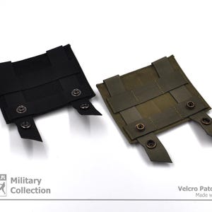 Peut inclure: Deux panneaux de patchs Velcro, un noir et un vert, avec un motif en grille et des fermetures &agrave; pression. Les panneaux sont con&ccedil;us pour fixer des patchs et d'autres accessoires. Le texte "Military Collection" est imprim&eacute; sous le panneau noir et "Velcro Patch Panel Made with Passion" est imprim&eacute; sous le panneau vert.