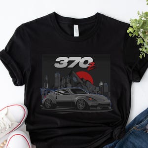 JDM 370Z T-Shirt – Black Nissan 370Z with Japanese City & Mountain – Streetwear Drift Tee – Tokyo Underground Car Scene Shirt – JDM Car Love