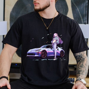 Könnte beinhalten: Ein schwarzes T-Shirt mit einem Grafikdruck eines Anime-Charakters mit lila Haaren, der neben einem lila Sportwagen steht.