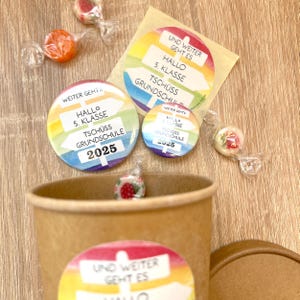 SET: Sticker & Button Tschüss Grundschule - Hallo 5. Klasse Wegweiser - in Regenbogenfarbe Aquarelle