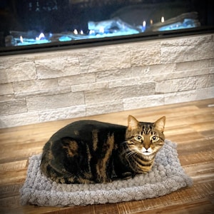 Hand Knit Cat Bed Blanket: Luxury Plush Pet Carrier Mat