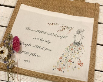 Bolsa de juta para Bíblia/livro - Ela está vestida - Palavra bíblica, presentes cristãos, presentes religiosos, bolsa bíblica, lancheira, sacola, versículo bíblico