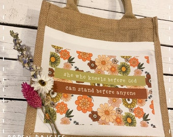 Bolsa de juta para Bíblia/livro - Ela que se ajoelha - Palavra bíblica, presentes cristãos, presentes religiosos, bolsa bíblica, lancheira, sacola, versículo bíblico