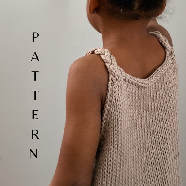 PATRON DE TRICOT - Little Belfalas Tank, un débardeur en tricot pour enfant avec un ourlet torsadé tressé et des bretelles tressées