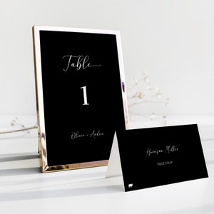 Modelo de cartão de lugar preto e números de mesa, cartão de nome de casamento plano e com tenda para impressão com ícones de refeição, designs elegantes para seu dia especial