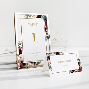 Modelo de números de mesa de casamento floral, modelo de cartão de lugar de casamento com moldura floral bordô e glitter dourado para impressão, cartão de lugar plano e de tenda
