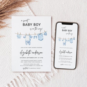 Junge Baby Kleidung Babyparty Einladung Vorlage, Druckbare Baby Kleidung Einladung, Blaue Baby Kleidung für Jungen, ein süßer Junge ist auf dem Weg