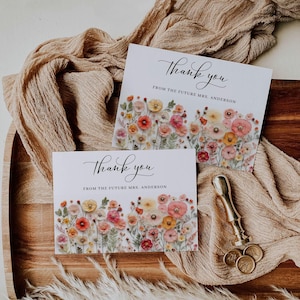 Plantilla de tarjeta de agradecimiento para despedida de soltera con flores silvestres, notas de agradecimiento editables para fiesta de jardín con flores bohemias, tallos de flores y hojas de helecho.
