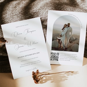 Puede incluir: Una invitación de boda con fondo blanco y texto negro. La invitación incluye los nombres Olivia Thompson y James William, la fecha sábado 28 de septiembre de 20XX y la hora 15:30. La invitación también incluye la ubicación, The Grand Royal Poinciana Hotel, Brooklyn Avenue, New York, NY 11215. La invitación también incluye un código QR y el texto "Escanea el código QR con tu teléfono para confirmar tu asistencia y ver todos los demás detalles, incluido el menú de la boda, la ceremonia, el registro de regalos y más."