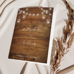 Könnte beinhalten: Eine rustikale Hochzeitseinladung mit Holzmaserung und Lichterketten. Die Einladung lautet "Willkommen zur Hochzeit von Elizabeth und William, 23. September 20XX, Monterey, CA."