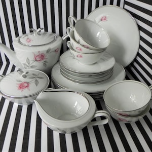 Ein Vintage Noritake Rosemarie Teeset. Weiß mit rosa und grauen Rosen und Platinum Bands