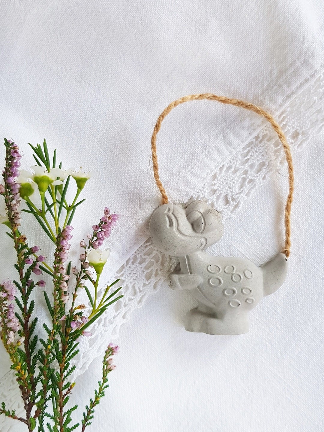 Suspension Béton Dinosaure