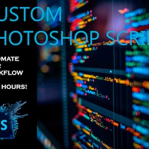 Może przedstawiać: Grafika tekstowa w kolorze niebieskim i białym na czarnym tle zawiera napis "Custom Photoshop Script" oraz "Automate Your Workflow and Save Hours!" ze stylizowanym logo Photoshopa w lewym dolnym rogu. Tło to rozmyte zdjęcie kolorowego kodu na ekranie komputera.