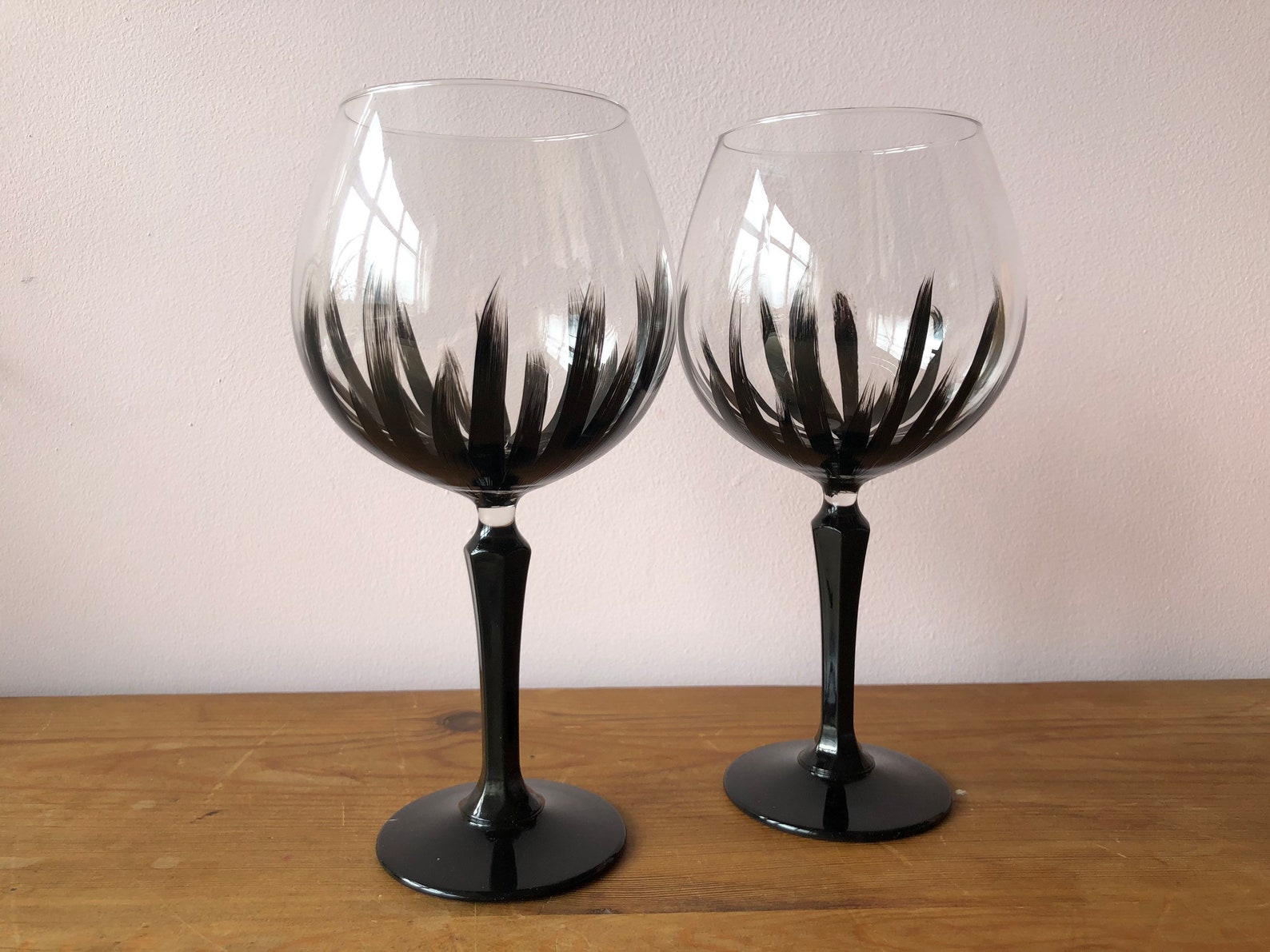 Vintage Style Gin Glass con diseño pintado a mano negro y Etsy