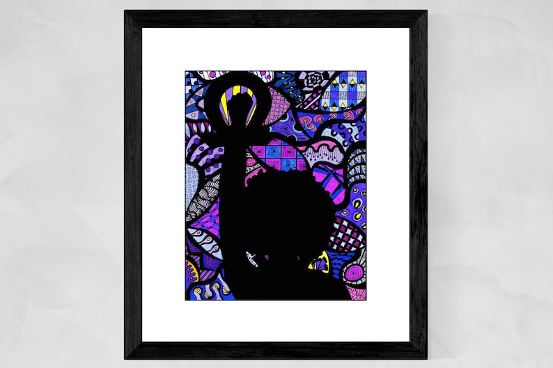 Pu&ograve; includere: Una silhouette nera di una persona con i capelli ricci, in piedi davanti a uno sfondo astratto colorato. Lo sfondo &egrave; composto da varie forme e motivi in ​​toni di viola, blu, rosa e giallo.