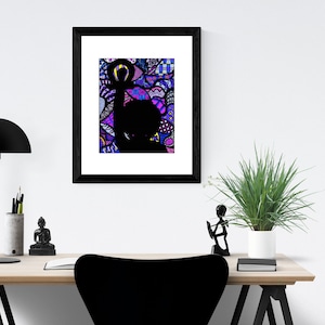 Pu&ograve; includere: Una stampa incorniciata di una silhouette nera di una persona su uno sfondo astratto colorato. Lo sfondo &egrave; un mix di colori viola, rosa, blu e giallo.