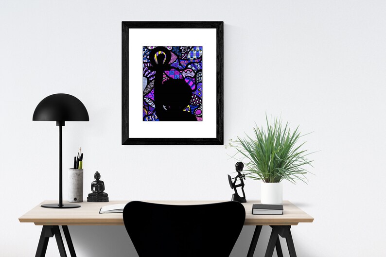 Pu&ograve; includere: Una stampa incorniciata di una silhouette nera di una persona su uno sfondo astratto colorato. Lo sfondo &egrave; un mix di colori viola, rosa, blu e giallo.