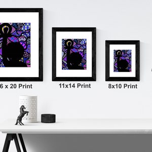 Pu&ograve; includere: Tre stampe incorniciate di un design astratto colorato con una silhouette nera di una persona al centro. Le stampe sono mostrate in tre diverse dimensioni: 16x20 pollici, 11x14 pollici e 8x10 pollici.