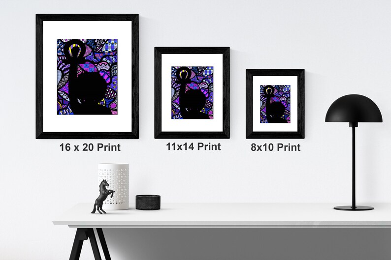 Pu&ograve; includere: Tre stampe incorniciate di un design astratto colorato con una silhouette nera di una persona al centro. Le stampe sono mostrate in tre diverse dimensioni: 16x20 pollici, 11x14 pollici e 8x10 pollici.