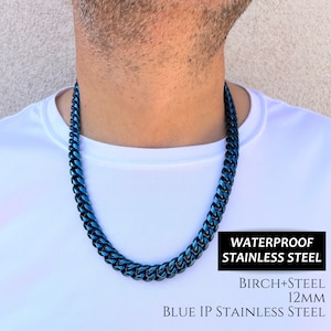 以下が含まれることがあります： 12mm幅の青いステンレス製のカーブチェーンネックレス。ネックレスは防水性があり、青いイオンメッキ仕上げが施されています。ネックレスの下に「WATERPROOF STAINLESS STEEL BIRCH+STEEL 12MM BLUE IP STAINLESS STEEL」というテキストが表示されています。