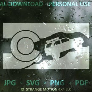 Puede incluir: Una silueta blanca de un coche conduciendo sobre una montaña con un círculo y el texto "Strange Motion 4x4 LLC" debajo.