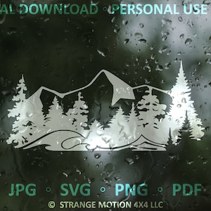 Può includere: Un download digitale di una silhouette bianca di una catena montuosa con alberi davanti. L'immagine è su uno sfondo scuro con gocce d'acqua.