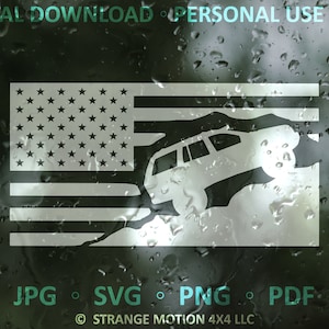 Könnte beinhalten: Eine weiße Silhouette eines Autos, das einen Hügel hinauf fährt, mit der amerikanischen Flagge im Hintergrund. Die Flagge ist weiß mit roten und blauen Streifen und weißen Sternen. Der Text "DIGITAL DOWNLOAD PERSONAL USE ONLY" befindet sich oben im Bild. Der Text "JPG SVG PNG PDF" befindet sich unten im Bild. Der Text "STRANGE MOTION 4X4 LLC" befindet sich unten im Bild.