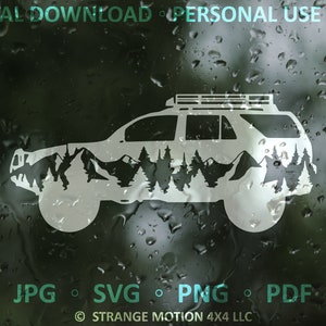 Puede incluir: Una silueta blanca de un coche con un portaequipajes en el techo conduciendo a través de una cordillera con árboles. El coche está mirando hacia el lado derecho de la imagen. La imagen está sobre un fondo oscuro con gotas de agua.