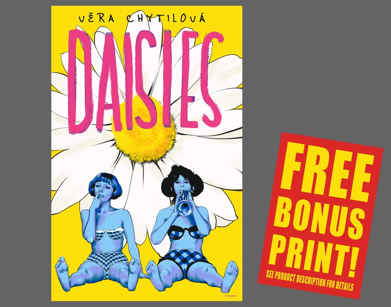 Puede incluir: Un p&oacute;ster para la pel&iacute;cula "Margaritas" de Věra Chytilov&aacute;. El p&oacute;ster presenta una gran margarita blanca con un centro amarillo y dos mujeres en traje de ba&ntilde;o azul de pie frente a ella. Las mujeres llevan un traje de ba&ntilde;o azul con un patr&oacute;n de cuadros blancos y negros y un traje de ba&ntilde;o azul con un patr&oacute;n de cuadros blancos y negros. El p&oacute;ster est&aacute; sobre un fondo amarillo.