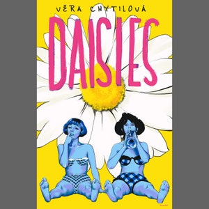 Puede incluir: Un p&oacute;ster para la pel&iacute;cula "Margaritas" de Věra Chytilov&aacute;. El p&oacute;ster presenta una gran margarita blanca con un centro amarillo y dos mujeres con trajes de ba&ntilde;o azules y blancos sentadas frente a ella. El t&iacute;tulo "Margaritas" est&aacute; escrito en letras rosas sobre la margarita.