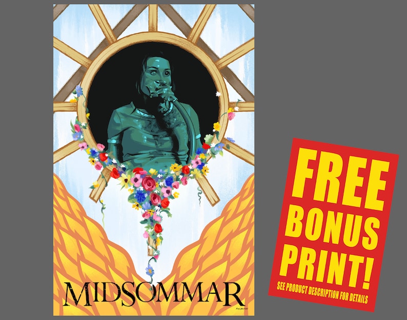 K&ouml;nnte beinhalten: Ein Poster mit dem Wort "MIDSOMMAR" in wei&szlig;er Schrift am unteren Rand. Das Poster zeigt eine Person in gr&uuml;ner Kleidung in einem kreisf&ouml;rmigen Fensterrahmen, umgeben von bunten Blumen. Ein rotes Rechteck mit gelbem Text mit der Aufschrift "FREE BONUS PRINT!" befindet sich in der unteren rechten Ecke.