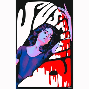 Puede incluir: Una mujer con cabello oscuro se muestra en una ilustraci&oacute;n en blanco y negro con un fondo rojo. La mujer lleva un vestido negro y tiene una expresi&oacute;n de preocupaci&oacute;n en su rostro. El fondo presenta la palabra "Sister" en una fuente estilizada con pintura roja goteando.