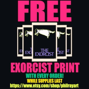 Puede incluir: Un gr&aacute;fico rosa y verde con el texto "FREE" y "EXORCIST PRINT" en letras grandes. El texto "WITH EVERY ORDER!" y "WHILE SUPPLIES LAST" est&aacute; en letras m&aacute;s peque&ntilde;as. El texto "https://www.etsy.com/shop/philrayart" est&aacute; en la parte inferior del gr&aacute;fico. El gr&aacute;fico tambi&eacute;n presenta una imagen en blanco y negro de una persona flotando en el aire.