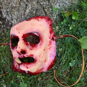 Handgemaakt latex-horrormasker: gevild gezicht met leren bandjes afbeelding 5
