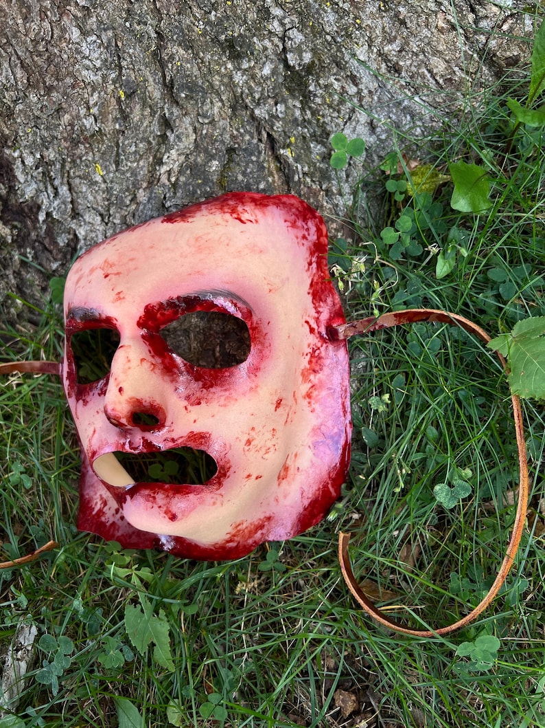 Handgemaakt latex-horrormasker: gevild gezicht met leren bandjes afbeelding 5