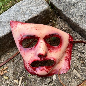 Handgemaakt latex-horrormasker: gevild gezicht met leren bandjes afbeelding 6