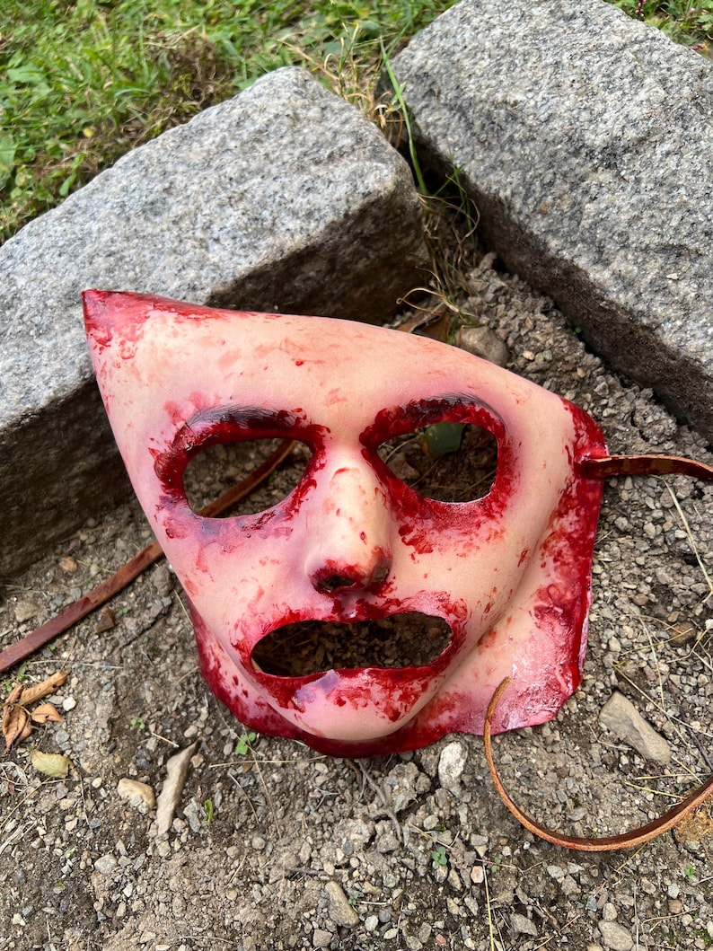 Handgemaakt latex-horrormasker: gevild gezicht met leren bandjes afbeelding 6