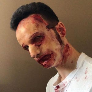 Handgemaakt latex-horrormasker: gevild gezicht met leren bandjes afbeelding 2
