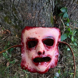 Handgemaakt latex-horrormasker: gevild gezicht met leren bandjes afbeelding 3