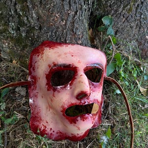 Handgemaakt latex-horrormasker: gevild gezicht met leren bandjes afbeelding 4