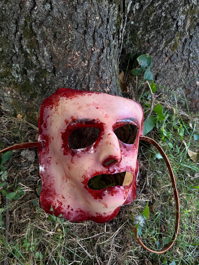 Handgemaakt latex-horrormasker: gevild gezicht met leren bandjes afbeelding 4